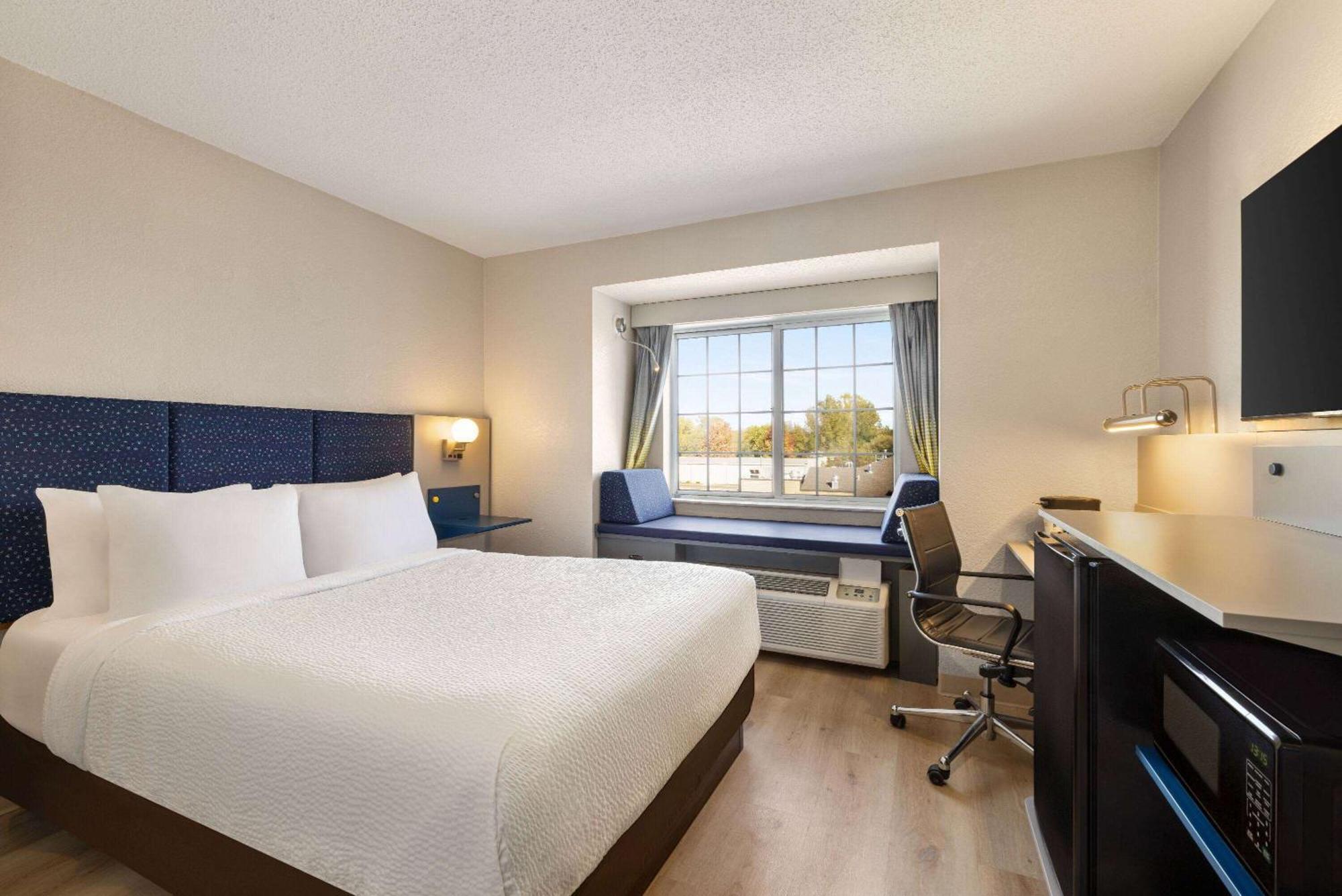 Microtel Inn & Suites By Wyndham New Ulm Exterior photo