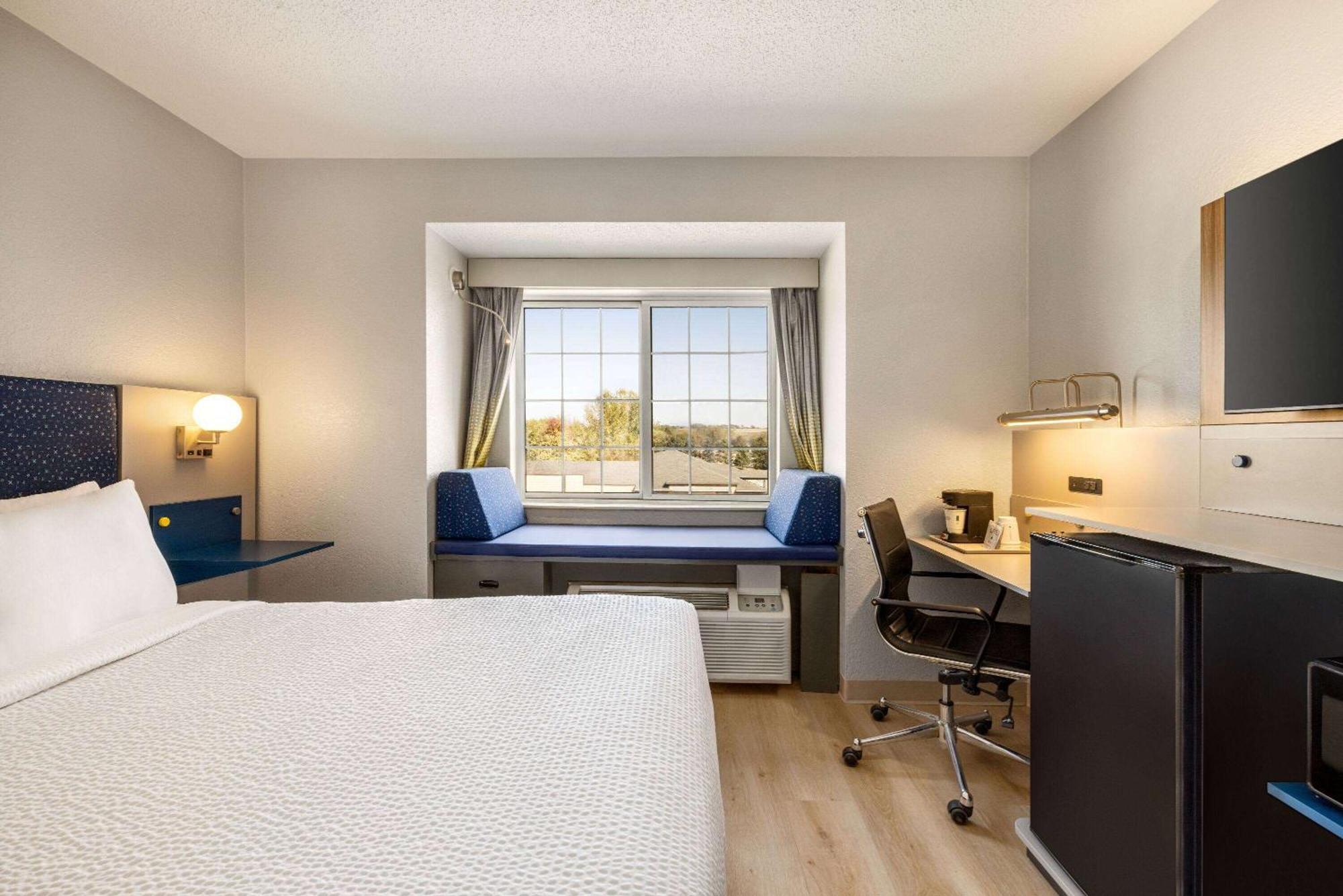 Microtel Inn & Suites By Wyndham New Ulm Exterior photo